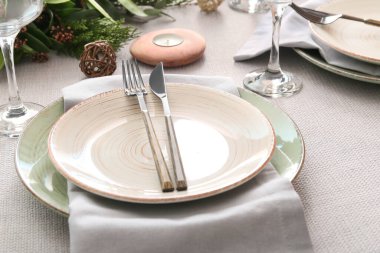 Şenlikli akşam yemeği için güzel bir masa.