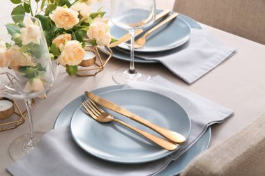 Şenlikli akşam yemeği için güzel bir masa.