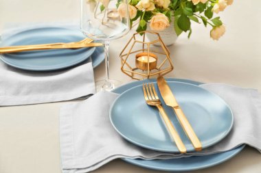 Şenlikli akşam yemeği için güzel bir masa.