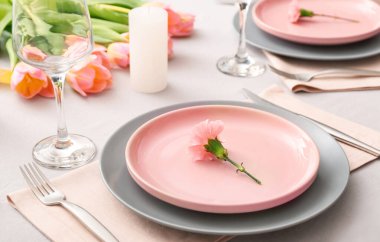 Şenlikli akşam yemeği için güzel bir masa.