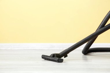 Elektrikli süpürge dairede yerleri süpürüyor.