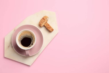 Arka planda bir fincan sıcak kahve ve kurabiye