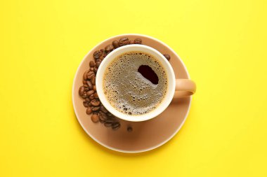 Arka planda bir fincan sıcak kahve