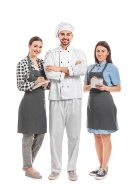 Beyaz arka planda aşçılık kursuna katılan erkek aşçı