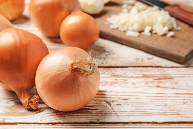 Tahta masada taze çiğ soğan.