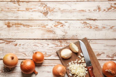 Masada taze çiğ soğanlı kompozisyon