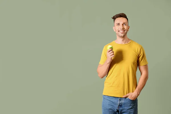 Jovem Comendo Maçã Fundo Cor — Fotografia de Stock