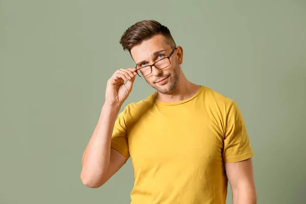 Jeune Homme Portant Des Lunettes Sur Fond Couleur — Photo