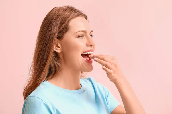 Young Woman Chewing Gum Color Background — Stock Photo, Image