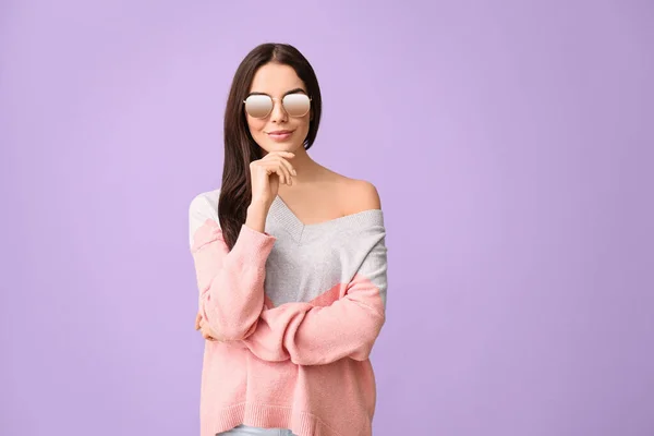 Jeune Femme Avec Des Lunettes Soleil Élégantes Sur Fond Couleur — Photo