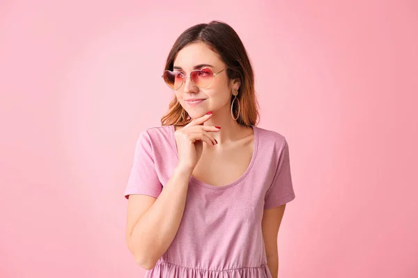 Ung Kvinna Med Snygga Solglasögon Färg Bakgrund — Stockfoto