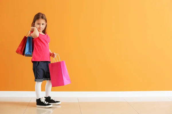 Linda Niña Con Bolsas Compras Cerca Pared Color —  Fotos de Stock