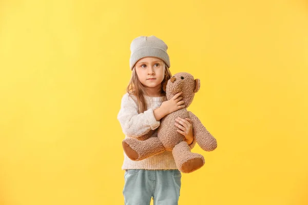 可爱的小女孩 在彩色背景上的玩具熊 — 图库照片