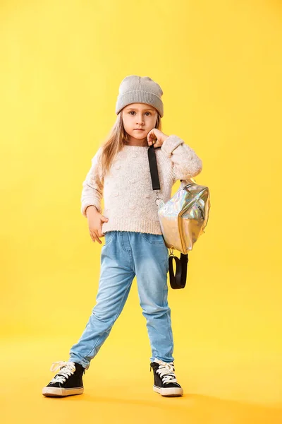 Χαριτωμένο Κοριτσάκι Σακίδιο Στο Φόντο Χρώμα — Φωτογραφία Αρχείου