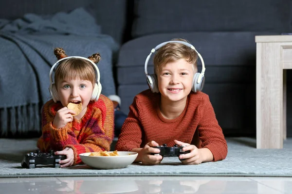 Little Children Playing Video Games Home Evening — Stock Photo, Image