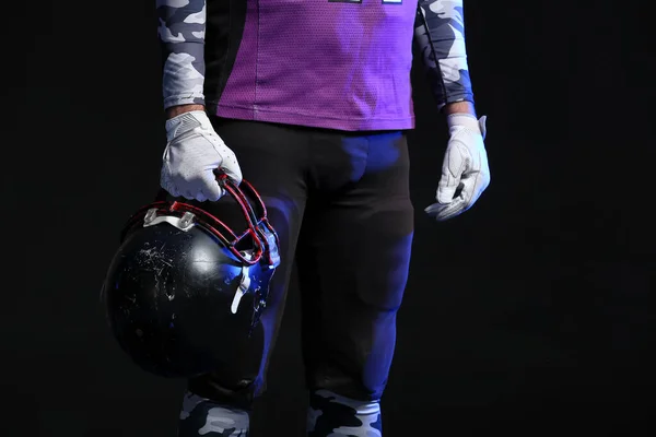 暗い背景にアメリカンフットボール選手 — ストック写真