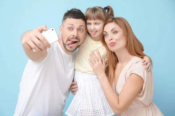 Familia Tomando Selfie Sobre Fondo Color — Foto de Stock