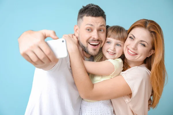 Familj Tar Selfie Färg Bakgrund — Stockfoto