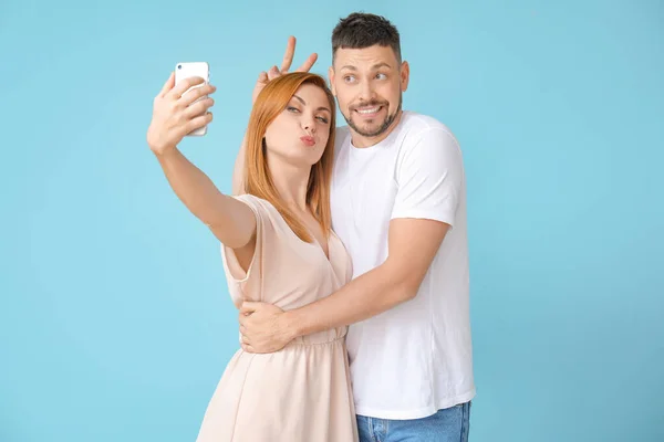 Pareja Tomando Selfie Sobre Fondo Color — Foto de Stock