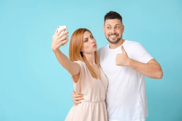 Casal Tirando Selfie Fundo Cor — Fotografia de Stock