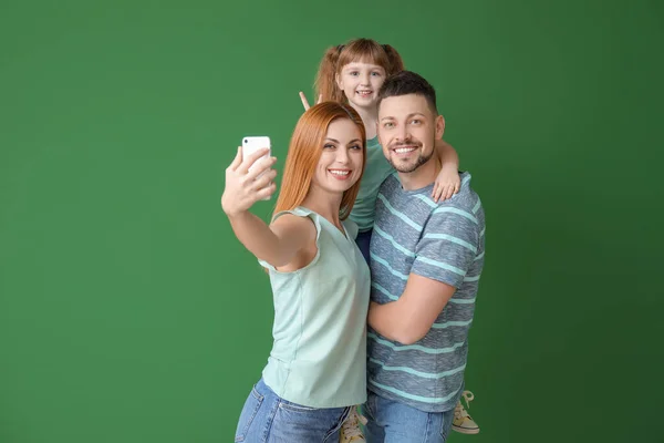 Familj Tar Selfie Färg Bakgrund — Stockfoto