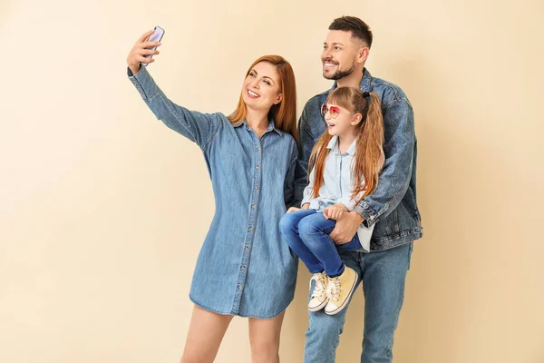 Familia Tomando Selfie Sobre Fondo Claro — Foto de Stock