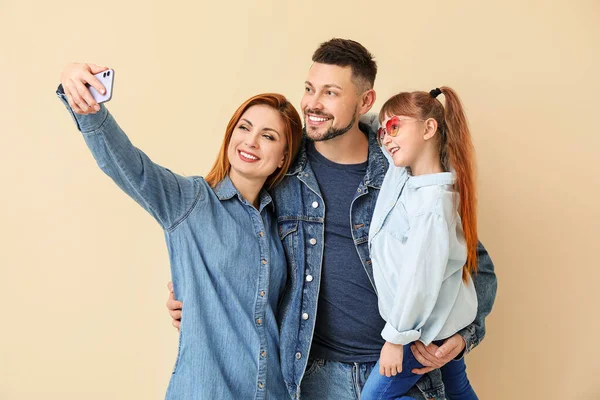 Familia Tomando Selfie Sobre Fondo Claro — Foto de Stock