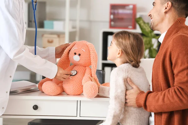 Man Little Daughter Visiting Pediatrician Clinic — Stock Photo, Image