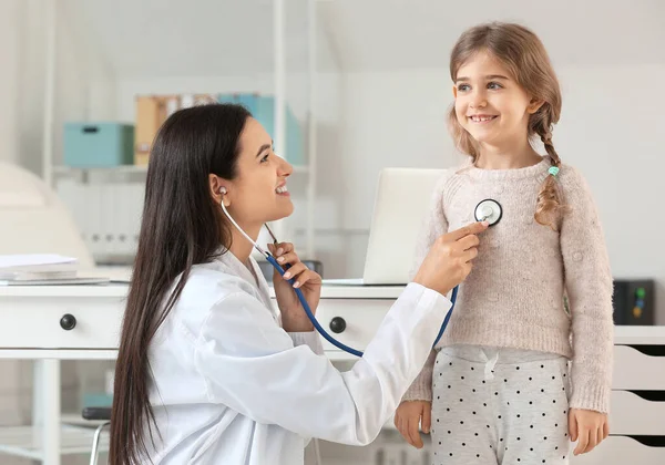 Pediatra Examinando Menina Clínica — Fotografia de Stock