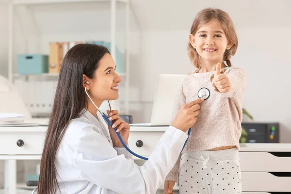 Pediatra Examinando Niña Clínica —  Fotos de Stock