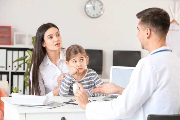 Mujer Con Hija Pequeña Visitando Pediatra Clínica —  Fotos de Stock