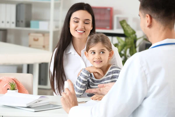 Küçük Kızı Olan Bir Kadın Çocuk Doktorunu Klinikte Ziyaret Ediyor — Stok fotoğraf