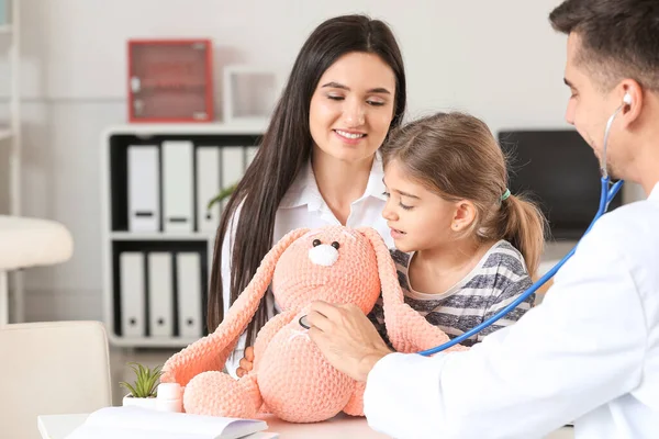 Mujer Con Hija Pequeña Visitando Pediatra Clínica — Foto de Stock