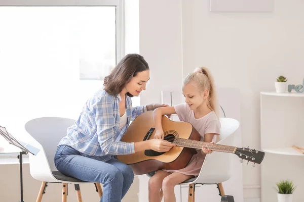 Private Music Teacher Giving Guitar Lessons Little Girl Home — Stock Photo, Image