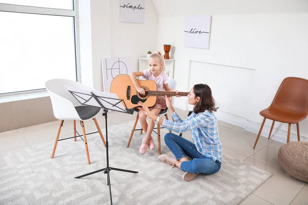 Private Music Teacher Giving Guitar Lessons Little Girl Home — Stock Photo, Image