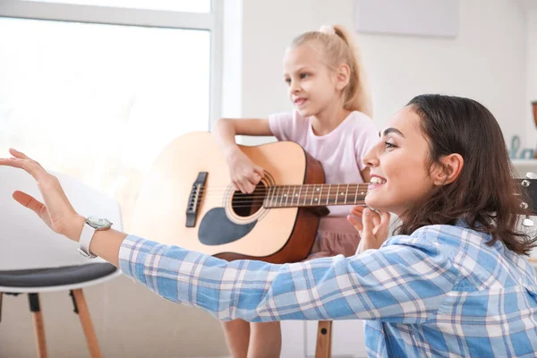 Privat Musiklärare Ger Gitarrlektioner Till Liten Flicka Hemma — Stockfoto