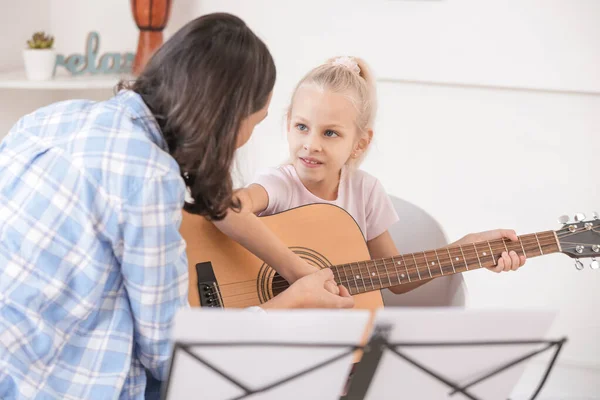 Privat Musiklärare Ger Gitarrlektioner Till Liten Flicka Hemma — Stockfoto