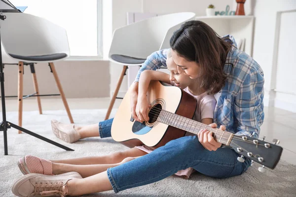 Private Music Teacher Giving Guitar Lessons Little Girl Home — Stock Photo, Image