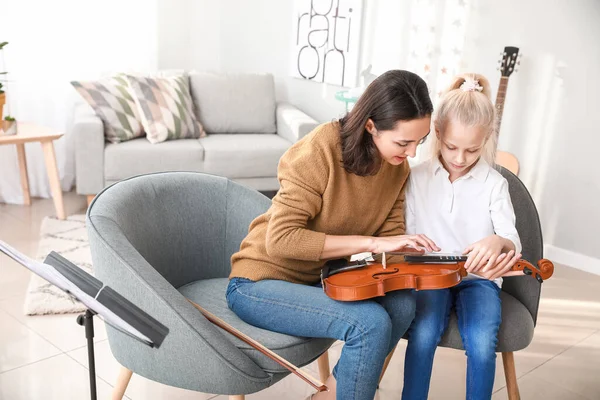 Private Music Teacher Giving Violin Lessons Little Girl Home — Stock Photo, Image