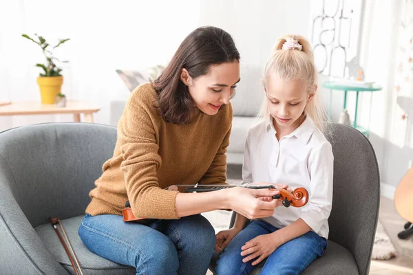 Private Music Teacher Giving Violin Lessons Little Girl Home — Stock Photo, Image