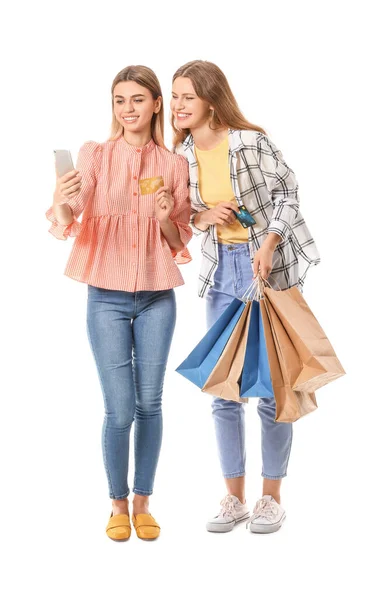 Junge Frauen Mit Einkaufstaschen Und Handy Auf Weißem Hintergrund — Stockfoto