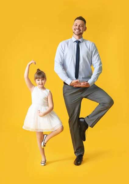 Ojciec Jego Córeczka Tańczą Kolorowym Tle — Zdjęcie stockowe