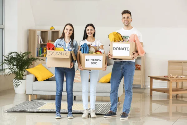 Volontari Con Donazioni Casa Orfana — Foto Stock