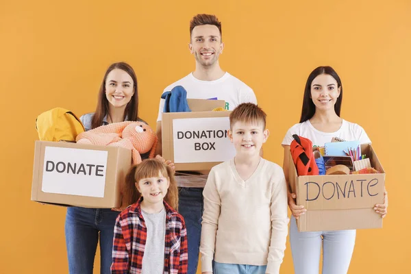 Volontari Con Donazioni Orfani Sfondo Colori — Foto Stock