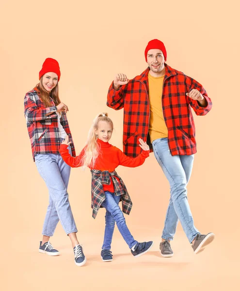 Fröhliche Familie Tanzt Vor Farbigem Hintergrund — Stockfoto