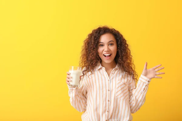 Jonge Afro Amerikaanse Vrouw Met Melk Kleur Achtergrond — Stockfoto