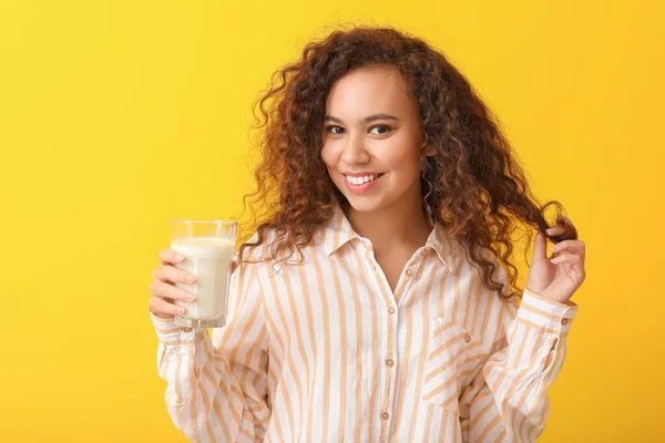 Junge Afrikanisch Amerikanische Frau Mit Milch Auf Farbigem Hintergrund — Stockfoto
