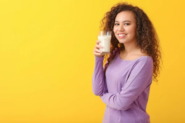Junge Afrikanisch Amerikanische Frau Mit Milch Auf Farbigem Hintergrund — Stockfoto