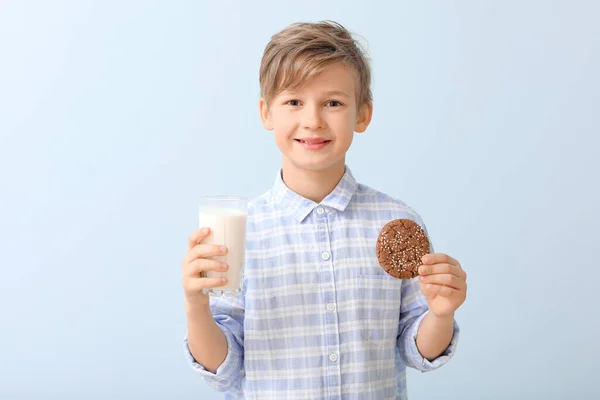 Ragazzino Con Latte Biscotto Sfondo Colore — Foto Stock