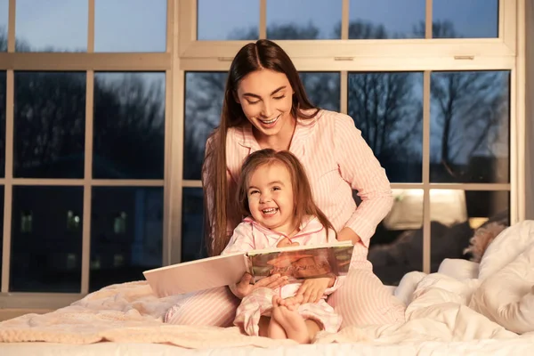 Mother Her Little Daughter Reading Bedtime Story Home — Stock Photo, Image